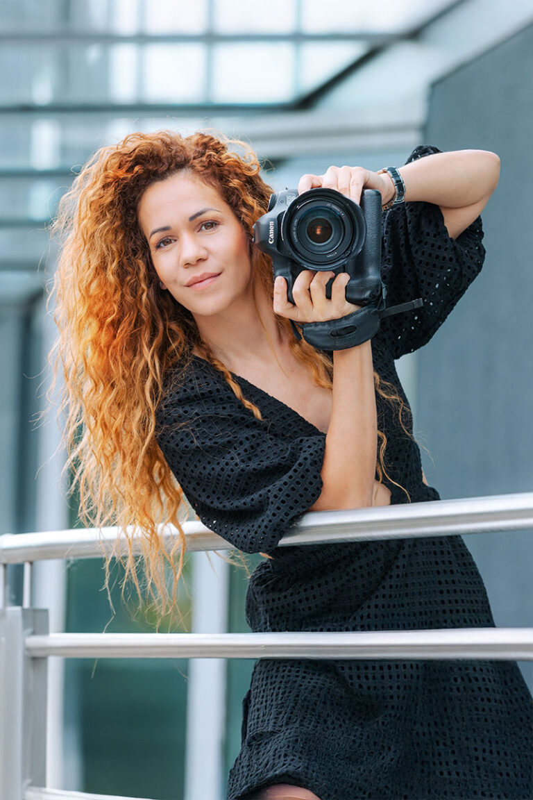 Yenney Rojas Pérez hält ihre Kamera – Fotografin in Salzburg mit kubanischen Wurzeln