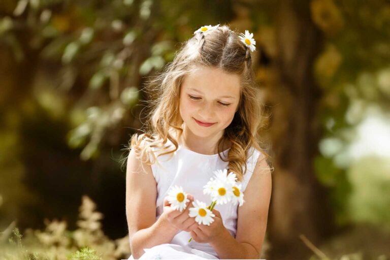 Feierliche Anlässe Salzburg – Erstkommunion Foto eines Mädchens mit Blumen