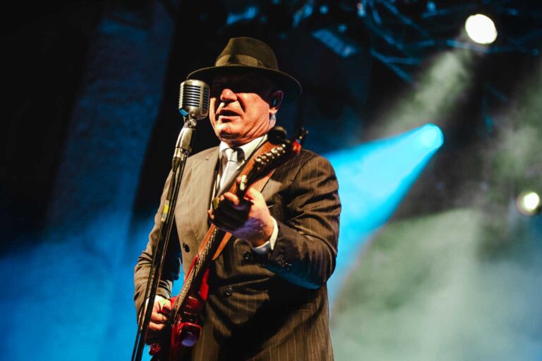 Musik- und Konzertfotos Salzburg – Liveaufnahme eines Gitarristen auf der Bühne