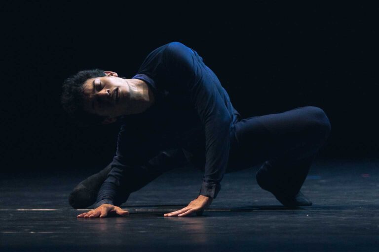 Tanzfotografie Salzburg – Ausdrucksstarker Tänzer auf der Bühne in dynamischer Pose