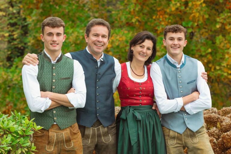 Familienfotos Salzburg – natürliches Outdoor-Portrait einer Familie in Tracht
