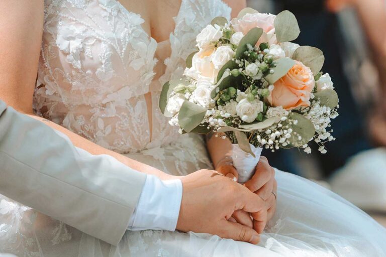 Hochzeitsfotografie Salzburg: Brautstrauß als Detail einer Sommerhochzeit in Salzburg.