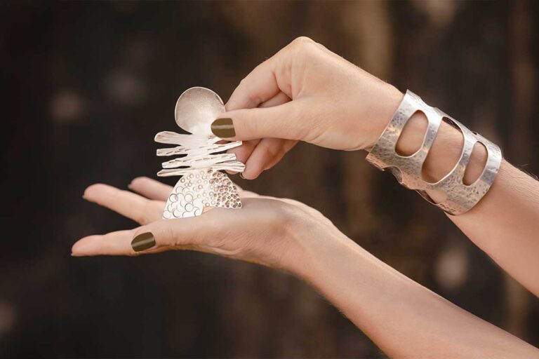 Künstlerische Portraitfotografie mit Fokus auf Hände, Ausdruck und handgefertigtes Silberelement