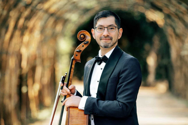 Musikerportrait des Cellisten Daygoro Serón in Salzburg